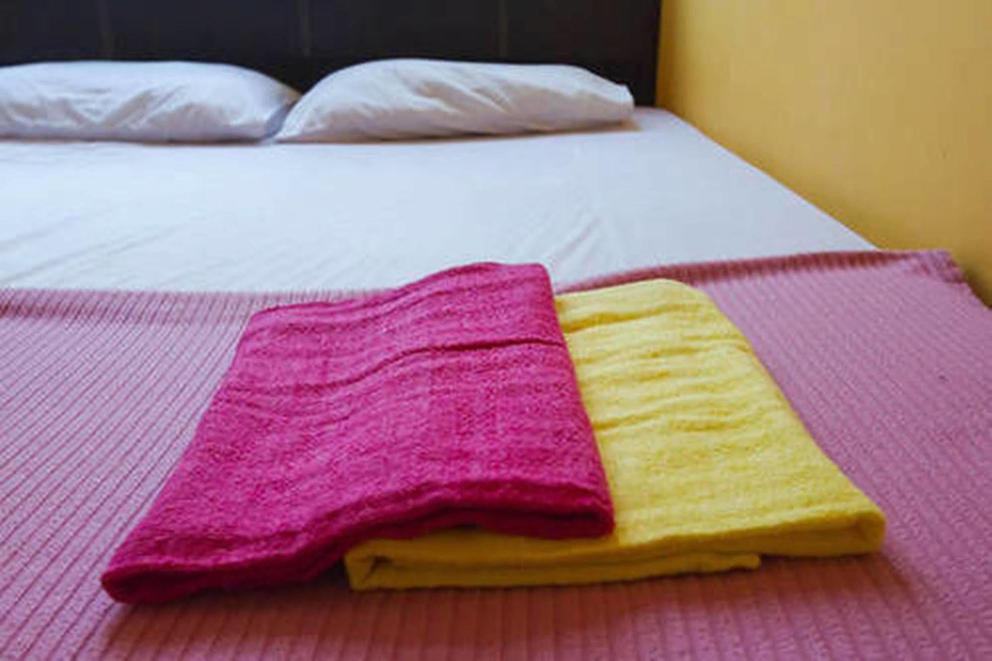 Cocoa Mews Cafe And Homestay George Town Bagian luar foto